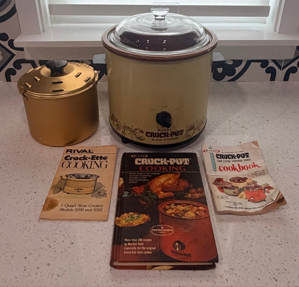 VTG Crockpot Avocado Green Rival 3.5QT Electric Crock Pot/ Bread Cooker & Books